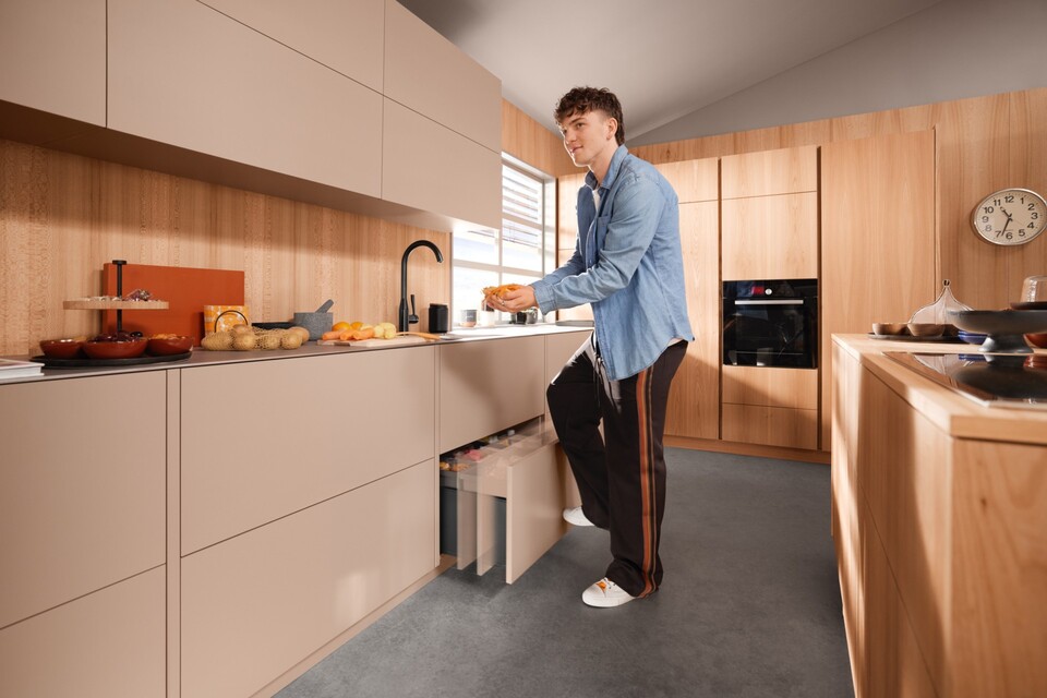 Blum SERVO-DRIVE uno waste bin